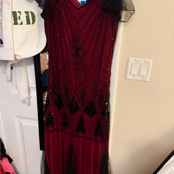 Elegant Black and Red Evening Dress - Picture 2 of 2